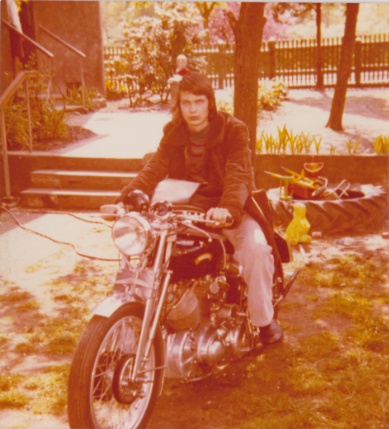 Jugenderinnerung_ Ich 1975, auf einer Vincent Black Shadow.PNG